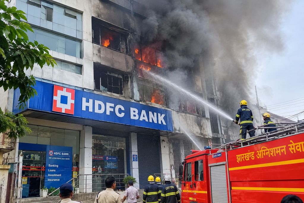 हिनू में HDFC बैंक की इमारत में भीषण आग, मची अफरा-तफरी 